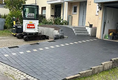 Lulzim Gartenbau Beispiel Einfahrt von einem Kunden, neuer pflaster Boden