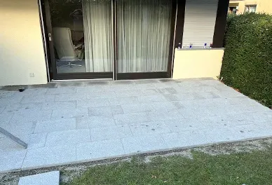Lulzim Gartenbau Beispielgarten von einem Kunden - Neue Terrasse fliesen gelegt Pflasterbau Steinbau