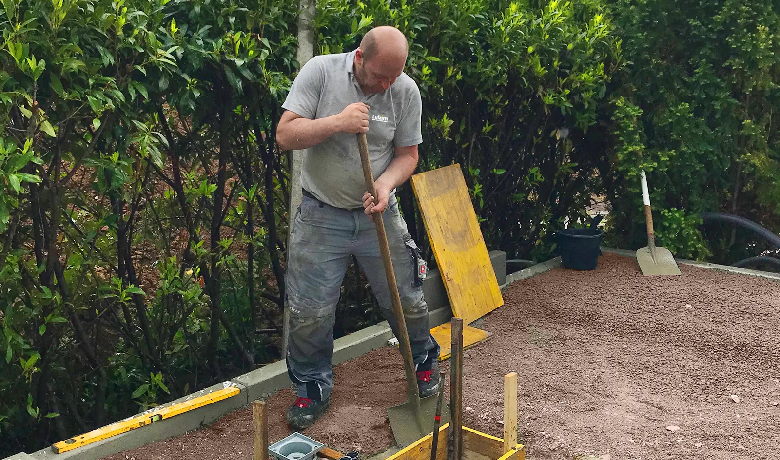 Lulzim Gartenbau und Pflasterbau während der arbeit